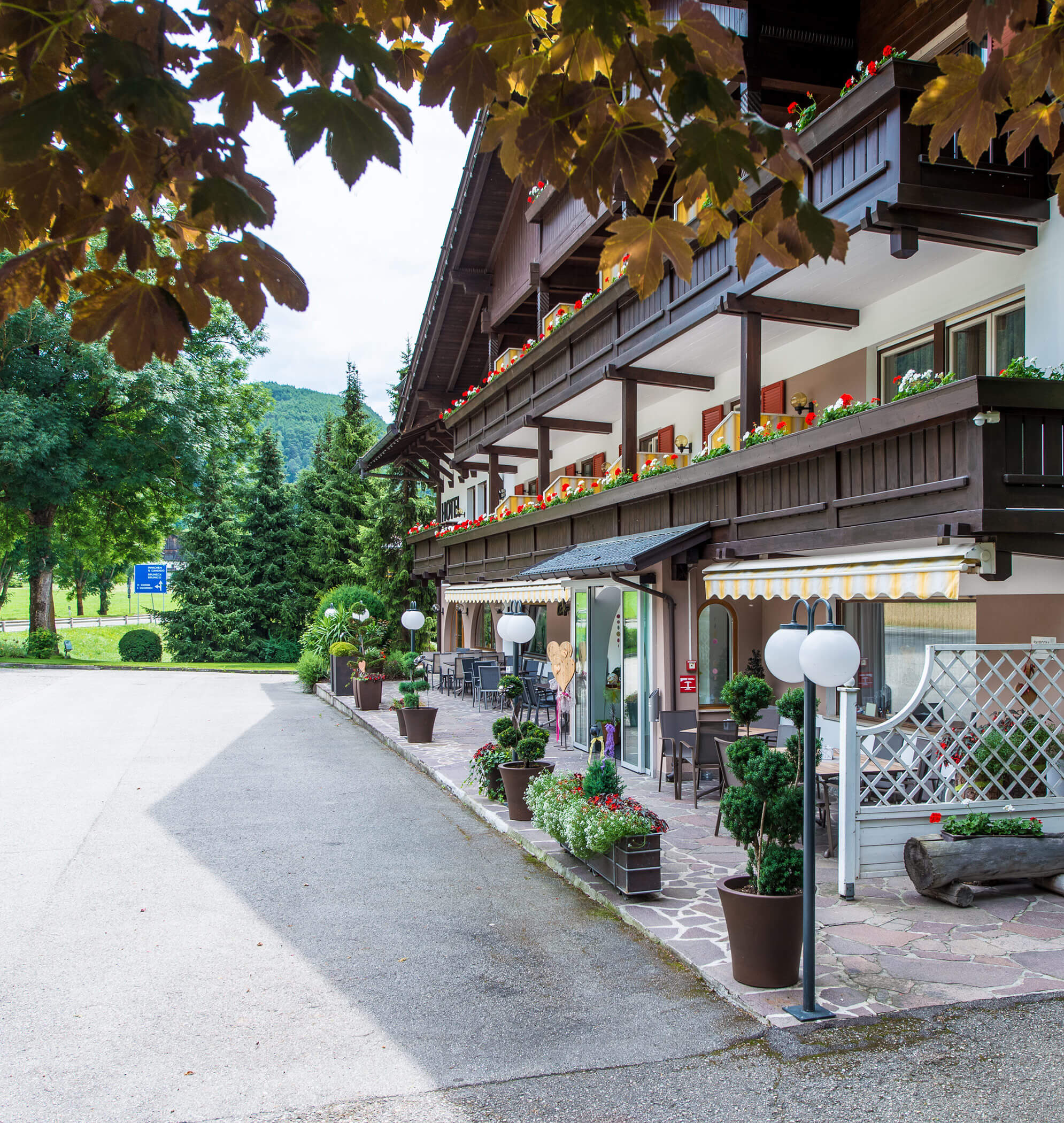 Hotel mit großem Parkplatz