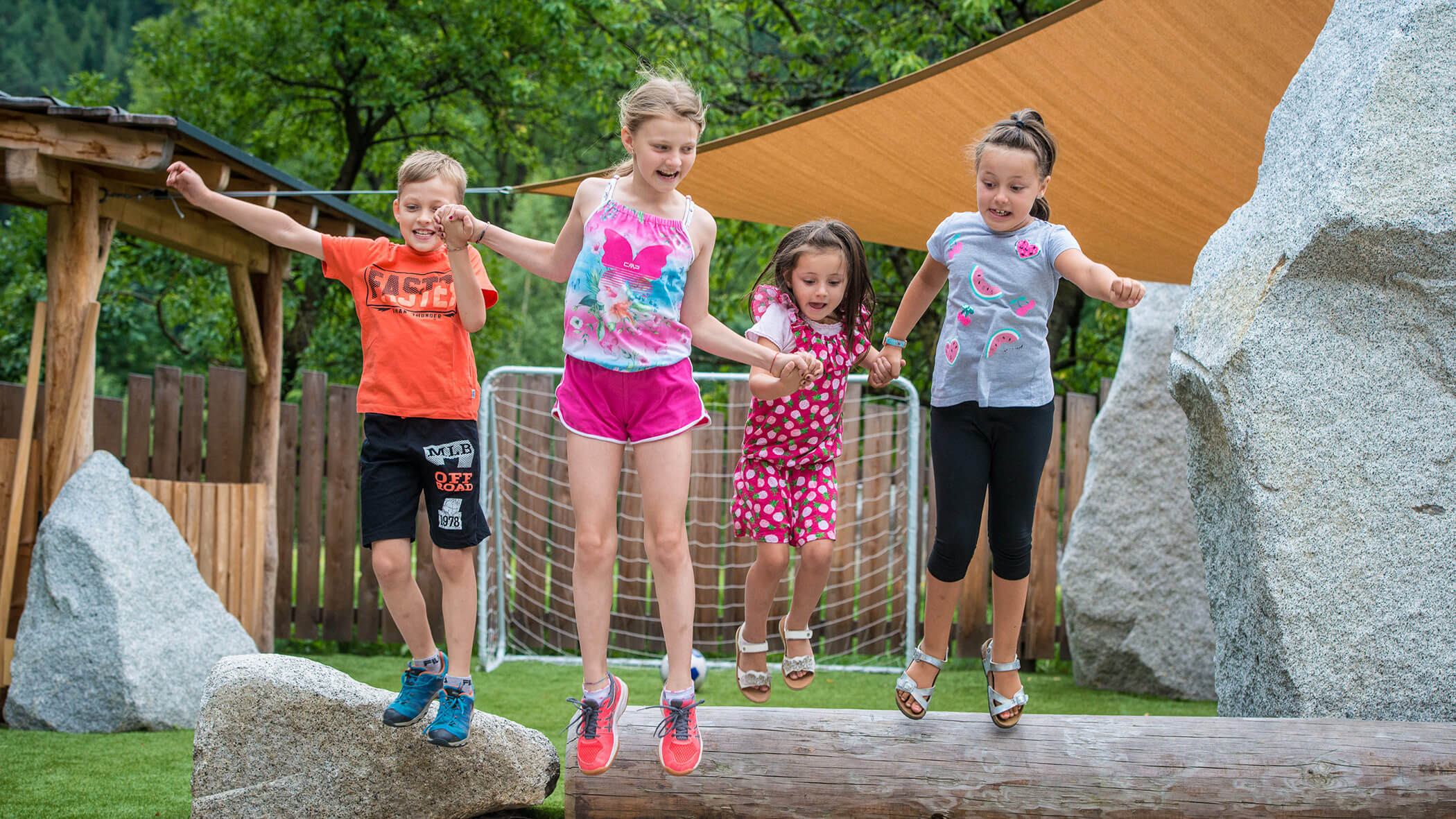 Kinder spielen im Garten vom Hotel Sigmunderhof im Pustertal