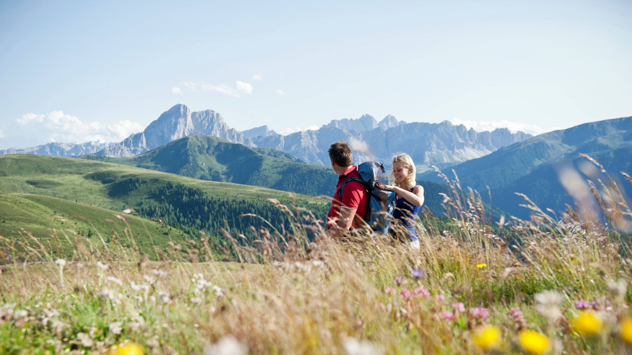 Ein Paar beim Wandern in den Südtiroler Dolomiten - Hotel Sigmunderhof